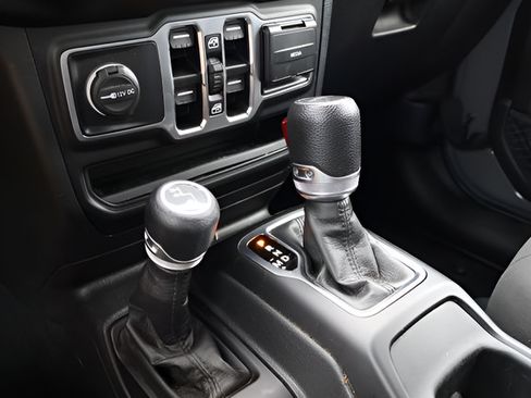 Used 2023 Jeep Gladiator Sport AWD/4WD image 23