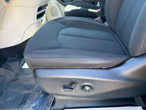 Used 2023 Chrysler Voyager LX image 19