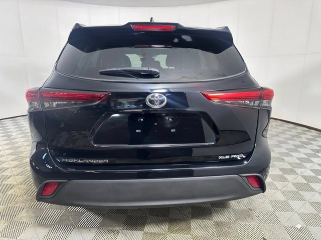 Used 2022 Toyota Highlander XLE AWD/4WD image 6