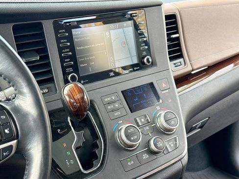 Used 2019 Toyota Sienna XLE image 10