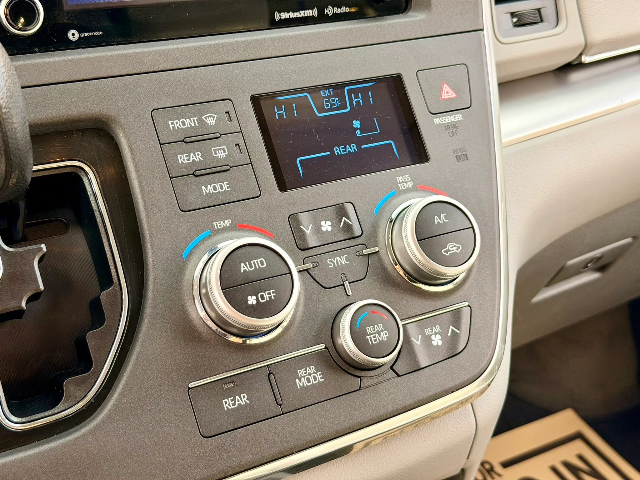 Used 2018 Toyota Sienna LE FWD image 17