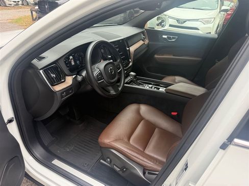 Used 2021 Volvo XC60 T5 Momentum w/ Premium Package AWD/4WD image 10