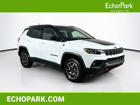 Used 2025 Jeep Compass Trailhawk AWD/4WD image 1