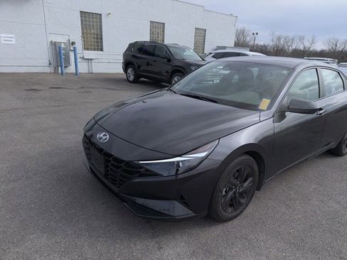Used 2022 Hyundai Elantra SEL w/ Convenience Package image 2