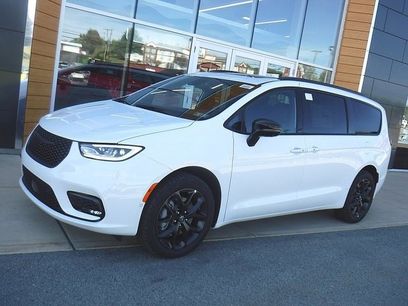 New 2026 Chrysler Pacifica Limited w/ Uconnect Theater Family Group