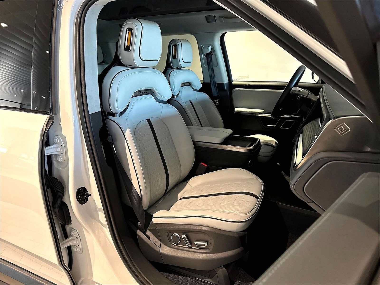 Used 2024 Rivian R1S Adventure Dual AWD/4WD image 23
