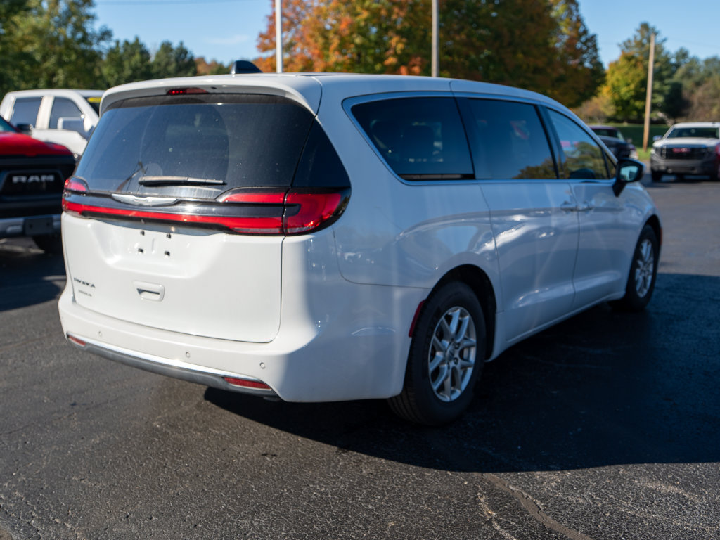 Used 2023 Chrysler Pacifica Touring-L FWD image 9