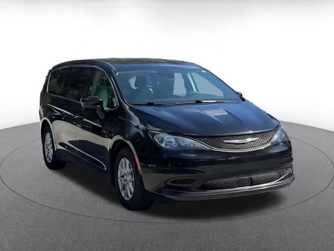 Used 2024 Chrysler Voyager LX FWD image 3