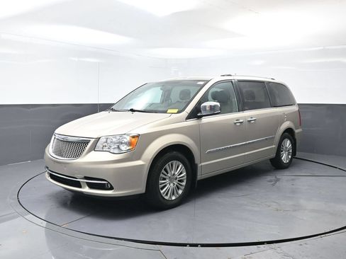 Used 2015 Chrysler Town & Country Limited Platinum w/ Trailer Tow Group FWD image 5