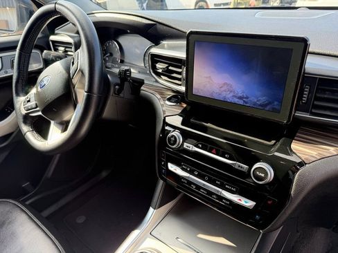 Used 2023 Ford Explorer Limited image 11