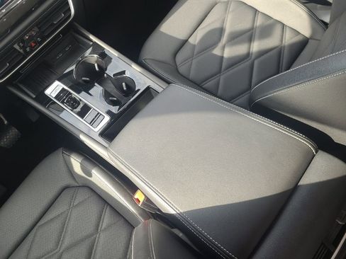 Used 2025 Volkswagen Atlas SE image 14