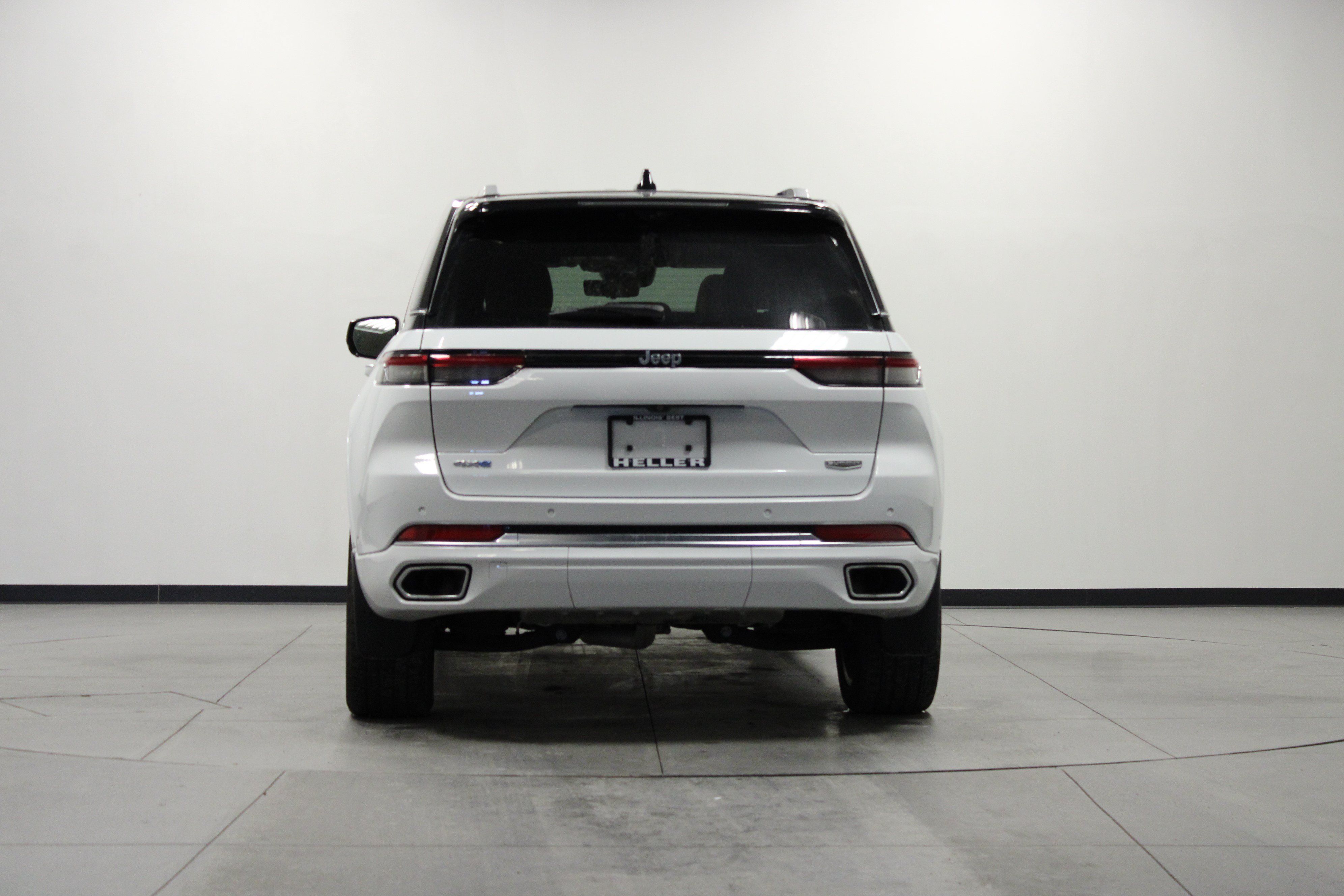 Used 2024 Jeep Grand Cherokee Summit AWD/4WD image 5