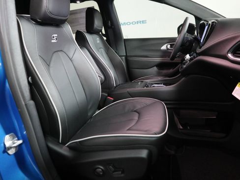 New 2026 Chrysler Pacifica Limited image 20