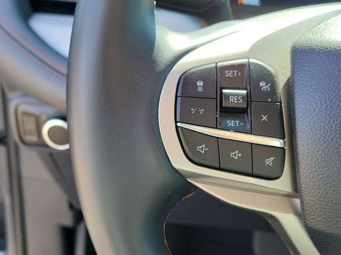 Used 2025 Ford Explorer Active AWD/4WD image 11