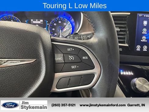 Used 2017 Chrysler Pacifica Touring-L w/ Tire & Wheel Group FWD image 23