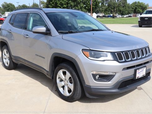 Used 2020 Jeep Compass Latitude w/ Cold Weather Group AWD/4WD image 3