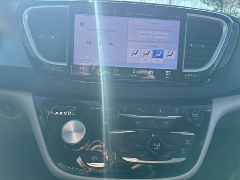 Used 2023 Chrysler Pacifica Touring-L image 17