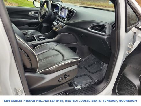 Used 2025 Chrysler Pacifica Limited image 52