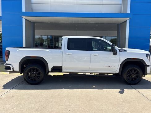 Used 2025 GMC Sierra 2500 AT4 AWD/4WD image 2