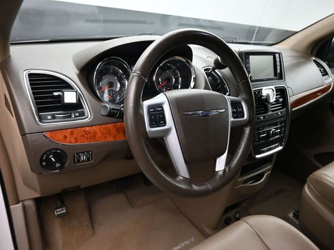 Used 2014 Chrysler Town & Country Touring image 12