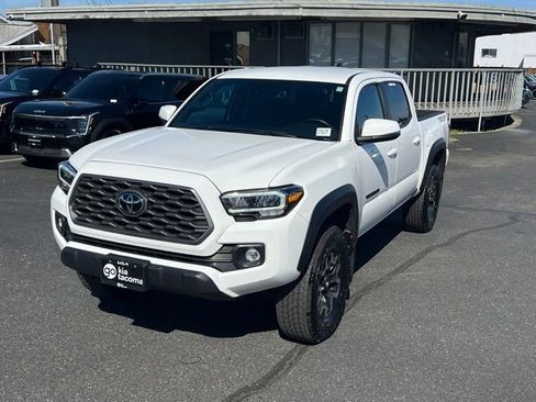 Used 2023 Toyota Tacoma TRD Off-Road w/ Technology Package AWD/4WD image 3