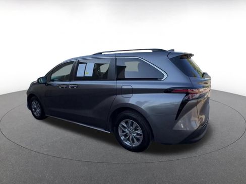 Used 2024 Toyota Sienna XLE FWD image 8