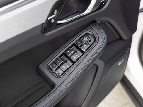 Certified 2026 Porsche Macan AWD/4WD image 27