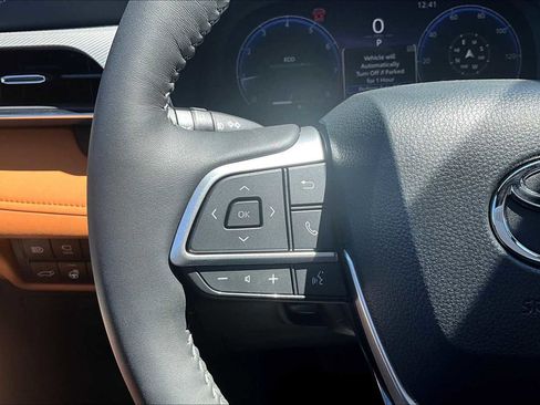 Used 2025 Toyota Highlander Platinum image 23