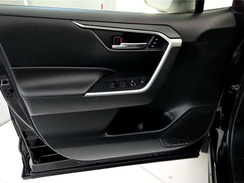 Certified 2020 Toyota RAV4 XLE Premium image 33