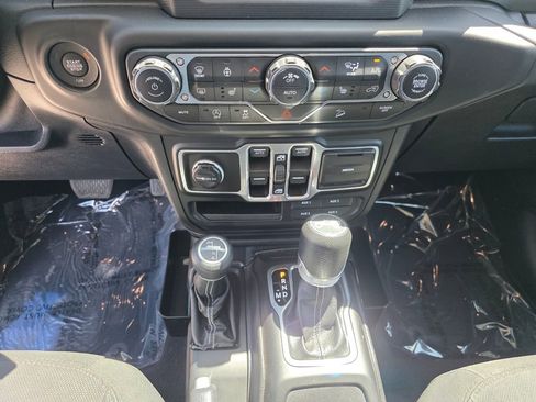 Used 2018 Jeep Wrangler Unlimited Sahara w/ Cold Weather Group AWD/4WD image 25