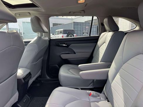 Used 2022 Toyota Highlander XLE image 11