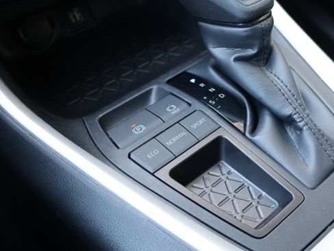 Used 2025 Toyota RAV4 XLE FWD image 32
