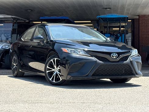 Used 2020 Toyota Camry SE w/ Convenience Package FWD image 1