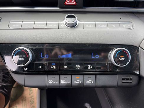 Used 2024 Hyundai Elantra SEL FWD image 16