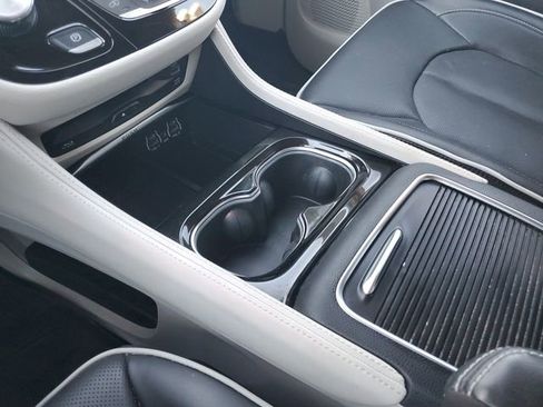 Used 2024 Chrysler Pacifica Limited w/ Uconnect Theater Family Group image 20