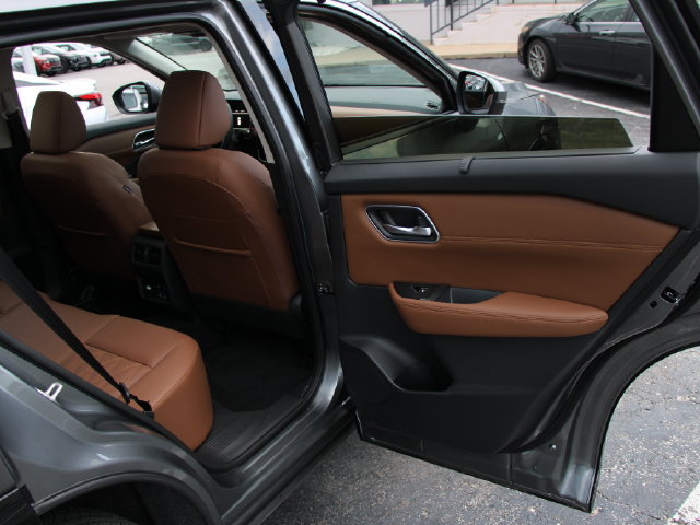 Certified 2025 Nissan Rogue Platinum w/ Tech Package AWD/4WD image 32