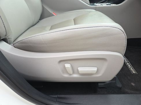 Used 2019 Toyota Highlander XLE image 18