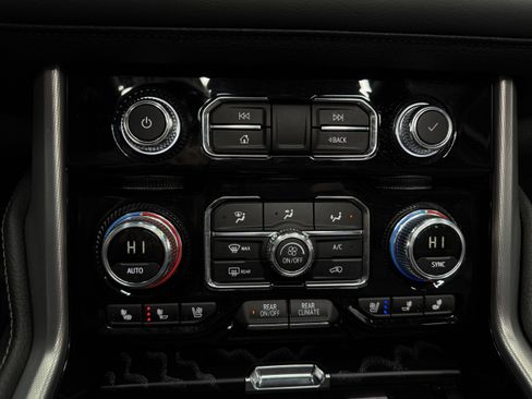 Used 2024 GMC Yukon XL Denali image 21