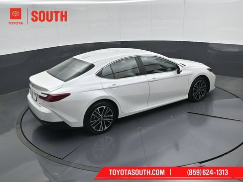 Used 2025 Toyota Camry XLE AWD/4WD image 44