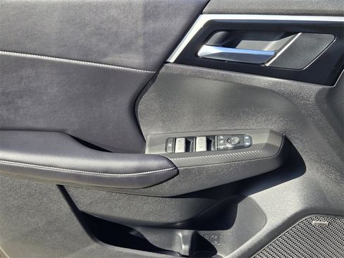 New 2025 Mitsubishi Outlander SE image 17