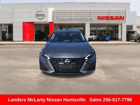 Used 2024 Nissan Altima 2.5 SV FWD image 11