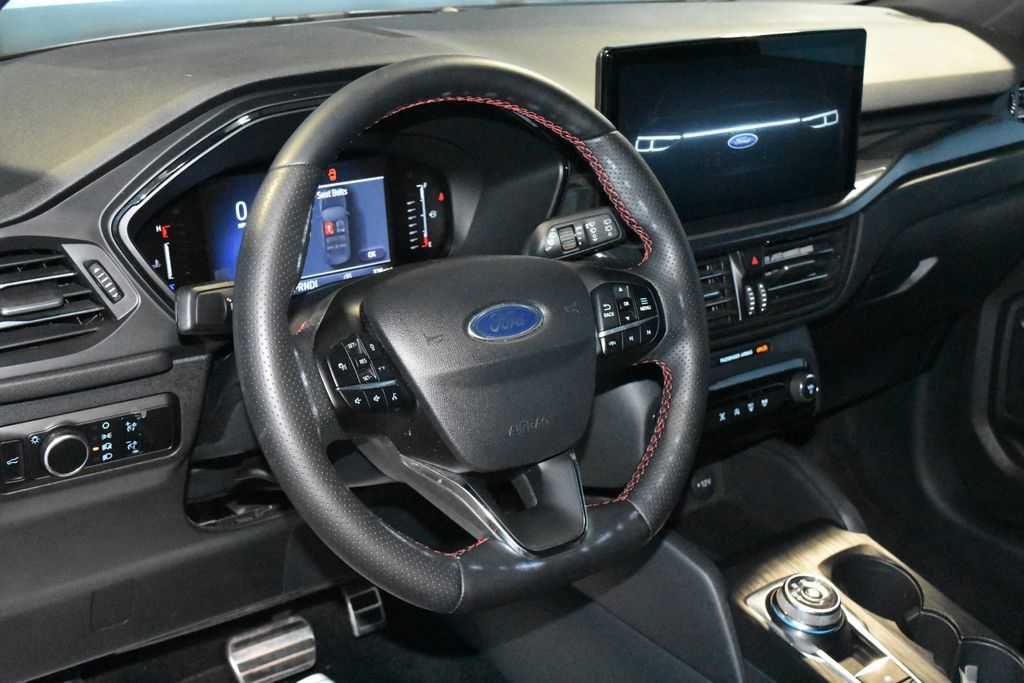 Used 2024 Ford Escape ST-Line w/ Tech Pack #1 FWD image 2
