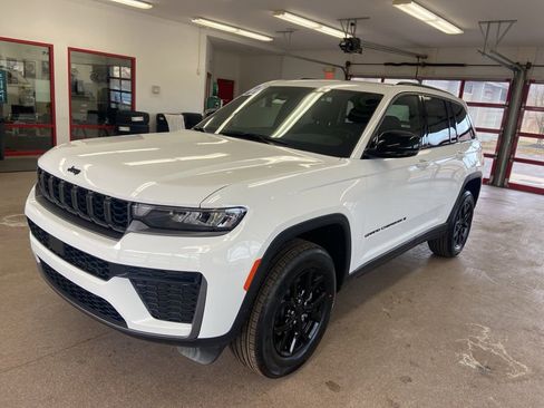 New 2026 Jeep Grand Cherokee Altitude image 3