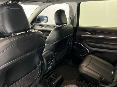 Used 2021 Jeep Grand Cherokee L Limited AWD/4WD image 19