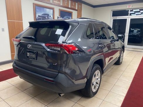 Used 2021 Toyota RAV4 LE FWD image 5