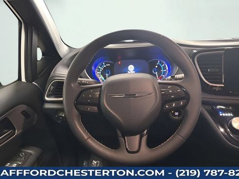 Used 2024 Chrysler Pacifica Limited FWD image 22