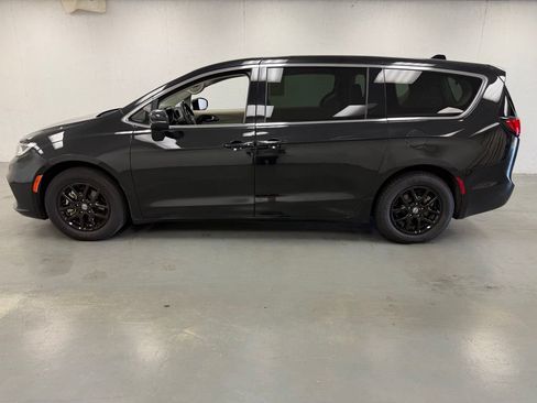 Used 2023 Chrysler Pacifica Touring-L FWD image 2