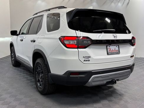 Used 2025 Honda Pilot TrailSport image 4
