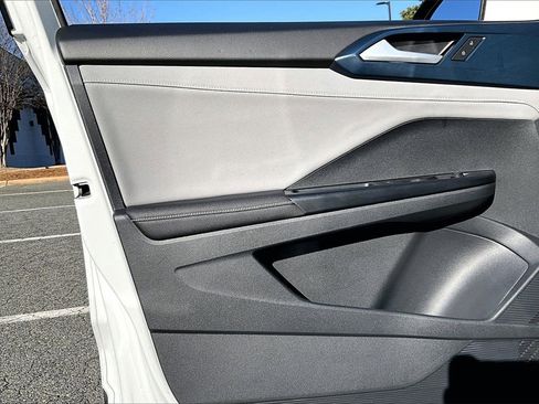 Used 2024 Volkswagen Taos SE image 25