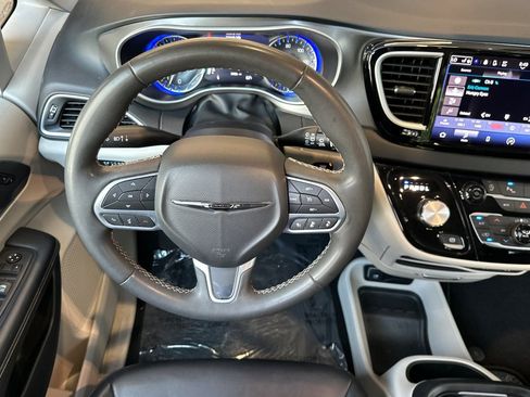 Used 2023 Chrysler Pacifica Touring-L FWD image 15